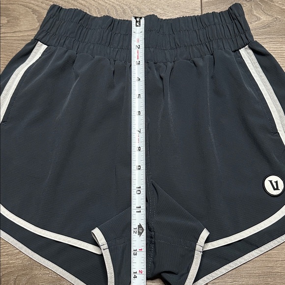 Vuori Cardiff High Rise Active Shorts Charcoal Gray Size Small - Picture 9 of 11